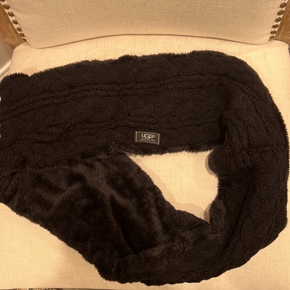 UGG hat and infinity scarf - Picture 4 of 5